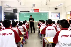 道德模范杜军朝：三尺讲台 三寸笔 三千桃李！图片