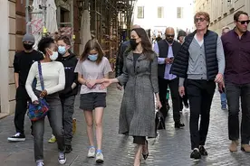 朱莉带5个孩子出街真拉风！她穿大衣薇薇安穿短袖，希洛真像皮特图片