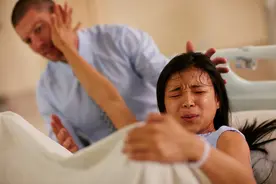 顺产“开十指”是什么体验？产妇究竟有多疼？看完图感觉头皮发麻图片