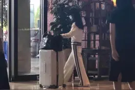 赵丽颖成中餐厅团宠？黄晓明的绅士行为，让颖宝笑成“包子脸”图片