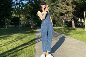热巴出游罕见晒美照，穿背带裤化身元气少女，一根项链不足两百块图片