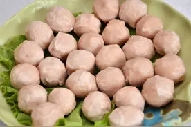 做肉丸子时，记得放3样调料，丸子香浓没腥味，鲜嫩Q弹，太好吃了图片