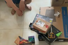 两男子网购硬件组装电脑，这电脑配置写的真不错，令我难以置信图片