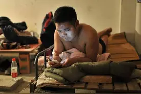 农民工“尴尬”的夜生活，没有对象，也不敢找“女人”图片