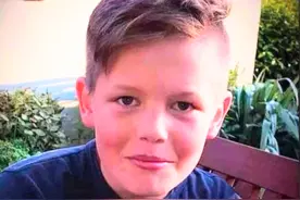 14岁男孩独自在家上网打游戏，却突然自杀，妈妈后悔没多陪他图片