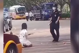 广东女子科目二5次没过，当场跪拜求机会，被拒绝后满地打滚，教练：考两年了图片