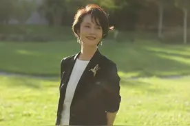 央视主播徐俐退休首次晒照，穿西装走猫步似明星，60岁退休太可惜图片