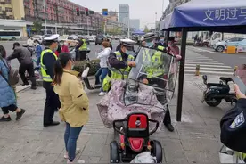 电动车装雨蓬影响视线害人害己！武汉江夏交警严查，见一个收一个图片
