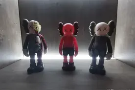 忙了一天回到工作室，买的手办到了也是开心。（有颜色的活着。）图片