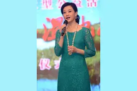 55岁宋祖英不显老，穿蕾丝裙配珍珠项链像优雅奶奶，气质依然高贵图片