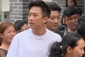 邓超街头录节目，无滤镜无美颜下的他：确认是41岁的人图片