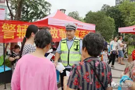 最美辅警走进群众中 述说他的战“疫”故事图片