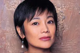 张艾嘉一家罕同框，富商老公长发飘飘似大妈，29岁儿子神似尔冬升图片