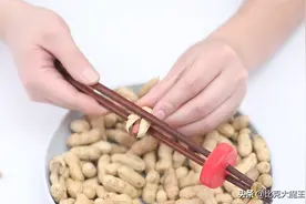 剥花生别用手抠，只需2根筷子1个瓶盖，快速剥花生，好用不伤手图片