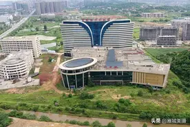 航拍衡阳市中心医院新院烂尾楼，长草3年后，终于要“复活”啦图片