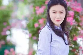 在事业巅峰却意外怀孕，孩子身份至今是谜，如今女儿长相暴露生父图片