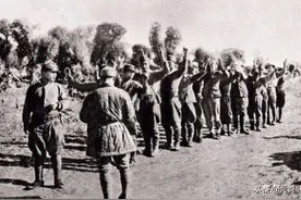 投降日军拖大炮，全副武装回国！陈毅一封电文，日军三次缴械图片