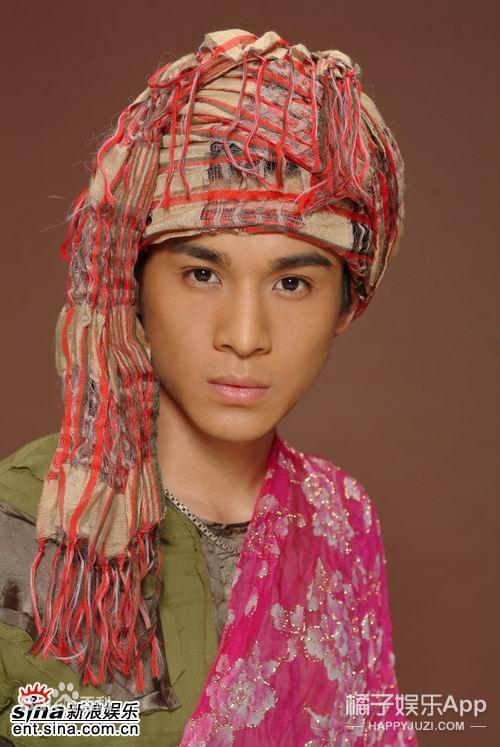 还记得《雪花女神龙》里的欧阳明日吗？他现在长这样