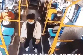天使般的女孩！公交车上老人大小便失禁，她默默擦干净图片