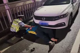 深夜，醉卧车底的离婚男人图片
