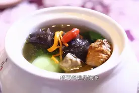 试试松茸老鸡煲海参，鲜香味美，吃出好气色！​图片