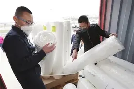 愿前线医护人员一夜安睡 新区企业定制床垫捐助武汉图片