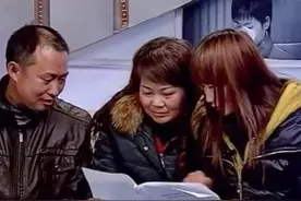 亲情：双胞胎姐妹长的一点都不像，父母怀疑了23年，坚持认为抱错图片