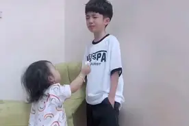 哥哥被妈妈批评哭，妹妹想给哥哥擦眼泪不够高，想的办法笑翻妈妈图片