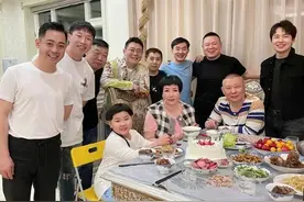 郭德纲老婆王惠庆祝生日，三口人坐c位，继子郭麒麟却站角落图片