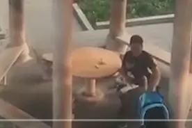 爸爸抱着娃找娃气笑妈妈 网友：像极了我找手机的样子图片