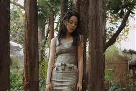 欧阳娜娜终于“放开了”，穿紧身裸色长裙，化身性感小野猫图片