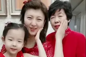 闫学晶二胎女儿罕曝光！单眼皮小眼睛颜值不如妈，母女相差45岁图片