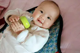 不同月龄宝宝用不同杯子，宝妈：难怪不爱喝水，原来是杯子没选对图片