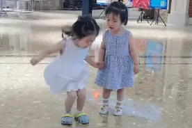 萌娃逛商场，走着走着忽然“节操”掉一地，网友：我不要面子的呀图片