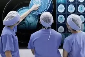 医学影像学是医院拍片子的吗？可以做医生吗？就业好吗？图片