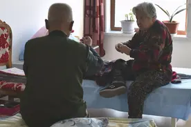 “老夫妻养老两个儿子家轮流住”：晚年的底气，是靠自己给的图片
