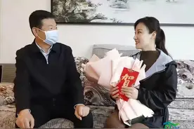 林州市委书记王宝玉看望慰问造血干细胞捐献者丁玲图片
