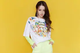 迪丽热巴有腿任性！穿这么高的长筒袜勒出“香肠腿”，效果惊艳图片