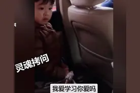 东北姐弟正吵架，姐姐三句话成功“训服”弟弟，简直是灵魂拷问啊图片