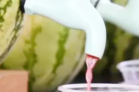 印度人的特殊吃西瓜方式，水龙头都派上用场了，不得不服！视频封面