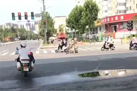 男护士着急去增援核酸检测，满大街打不到车，交警“出手”了图片