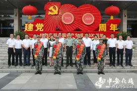 脱下工装换军装「图」图片