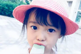 你见过这么萌的吃雪糕妹子吗？图片