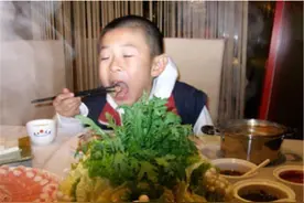 5岁男孩强要邻桌牛排被拒，宝妈心疼帮腔，邻桌强势回怼太精彩图片