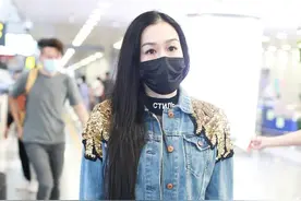 钟丽缇自信过了头，穿紧身破洞裤被“挤”出肉肉，看着都勒得难受图片