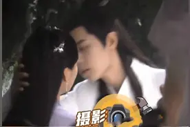 《玉骨遥》最新路透，肖战主动亲吻任敏14秒，动情相拥眼神超宠溺图片