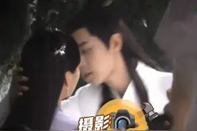 《玉骨遥》最新路透，肖战主动亲吻任敏14秒，动情相拥眼神超宠溺图片
