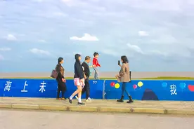 上海临港的这片滩涂太美了，远观东海大桥，追逐云朵拍照图片