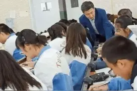 教师的累是有原因的，学校的工作包罗万象，并不只是教书那么简单图片