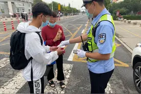 条形码遗落出租车 静海交警多方联系失主及时送回图片